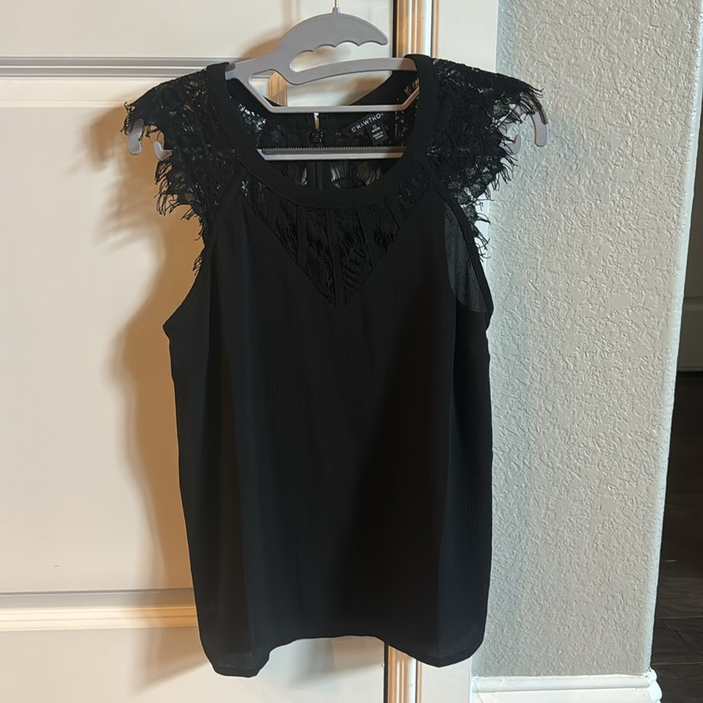 Stylish blouse in excellent condition. Features a classic design w lace details.